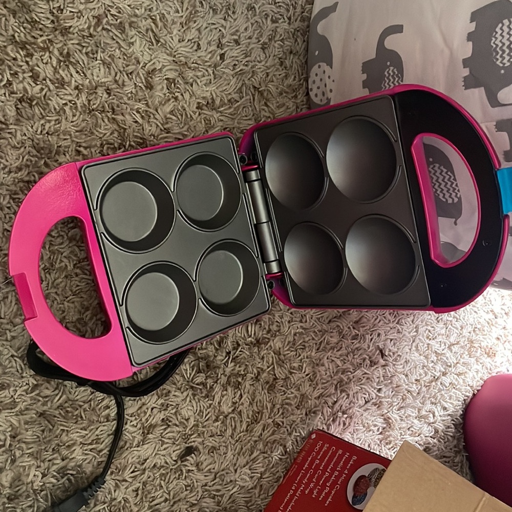 Minnie Mouse Mini Cupcake Maker - Picture 4 of 10